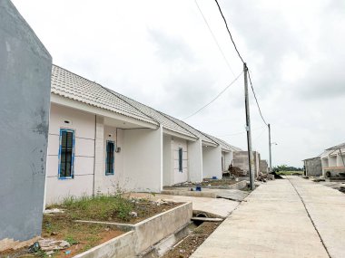 Pringapus, Ungaran, Semarang Regency konutlarında küçük bir aile için basit minimalist ev manzarası. Endonezya 'da sübvansiyonlu konut. Hükümet programı. 