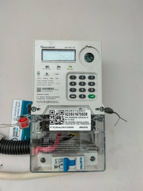 Evin duvarına eklenmiş bir Jeton ya da Kredi Sistemi ile Elektrik Taksimetrelerinin yakın görüntüsü. Endonezya 'da sübvansiyonlu konut. Hükümet programı. 