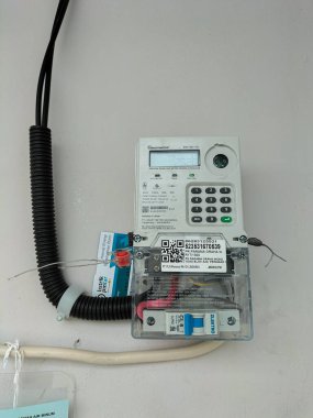 Evin duvarına eklenmiş bir Jeton ya da Kredi Sistemi ile Elektrik Taksimetrelerinin yakın görüntüsü. Endonezya 'da sübvansiyonlu konut. Hükümet programı. 