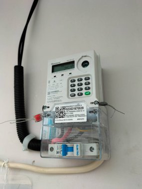 Evin duvarına eklenmiş bir Jeton ya da Kredi Sistemi ile Elektrik Taksimetrelerinin yakın görüntüsü. Endonezya 'da sübvansiyonlu konut. Hükümet programı. 