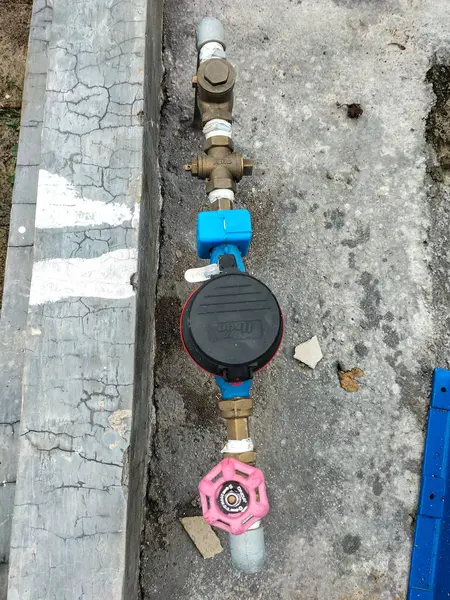 Seçici odaklanma. Endonezya 'daki PDAM şirketinin günlük temiz su ihtiyacı için su sayacı. PDAM içme suyu. Endonezya.