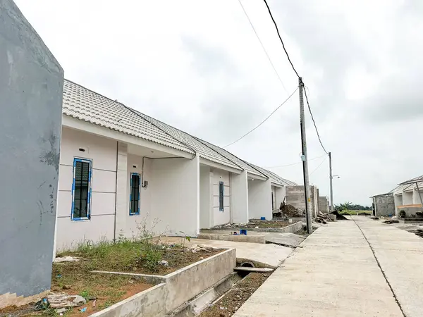 Pringapus, Ungaran, Semarang Regency konutlarında küçük bir aile için basit minimalist ev manzarası. Endonezya 'da sübvansiyonlu konut. Hükümet programı. 