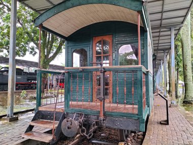Madura kontrol vagonunun yakın görüntüsü. Bu tren Madura Sultanı tarafından kullanıldı. Ambarawa Demiryolu Müzesi 'nde eski model yeşil bir tren vagonu. Yan görünüm.