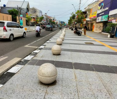 Seçici odaklanma. Tegal City 'de yuvarlak granit top. Endonezya.