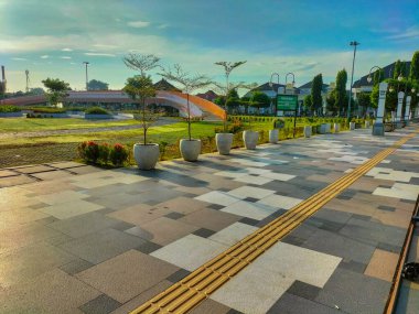 Tegal Meydanı (Alun Alun Tegal) içinde güzel bir bahçe ile. Endonezya.