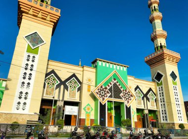 Tegal Büyük Camii güneş ve mavi gökyüzünde çok güzel görünüyor. Seçici odak.