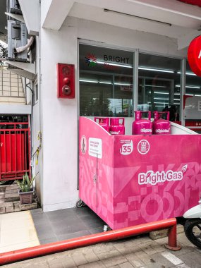 Seçici odaklanma. Bringht Store 'da 55kg ve 12kg ağırlıklı parlak gaz LPG silindiri pembe renk satıldı. Semarang - Endonezya.