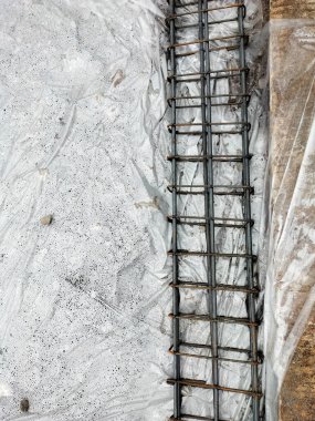 Seçici odaklanma. Semarang Regency 'deki yeni konutlarda yol yapımı projesi. Yeni beton yol döküm süreci.