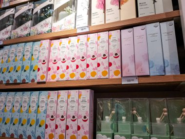 Miniso Store 'a ziyaretçi çekmek için düzenli ve düzenli bir sıra oda tazeleyici fotoğrafı. Seçici odaklanma. Endonezya.