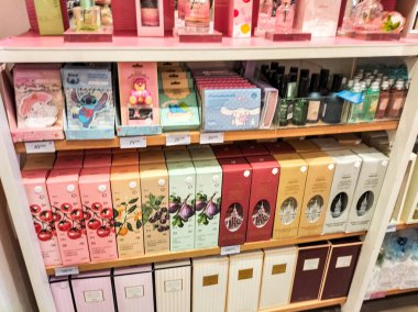 Miniso Store 'a ziyaretçi çekmek için düzenli ve düzenli bir sıra oda tazeleyici fotoğrafı. Seçici odaklanma. Endonezya.