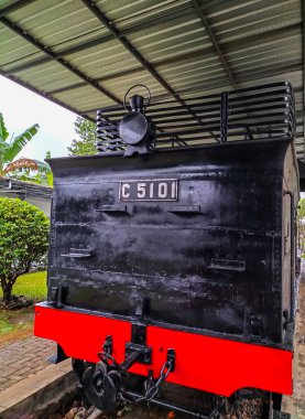 Ambarawa Merkez Java tren müzesindeki eski buhar treninin yakın görüntüsü. İstasyonda bir sürü eski model buhar treni var. Endonezya.