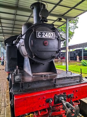 Ambarawa Merkez Java tren müzesindeki eski buhar treninin yakın görüntüsü. İstasyonda bir sürü eski model buhar treni var. Endonezya.