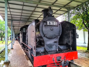 Ambarawa Merkez Java tren müzesindeki eski buhar treninin yakın görüntüsü. İstasyonda bir sürü eski model buhar treni var. Endonezya.