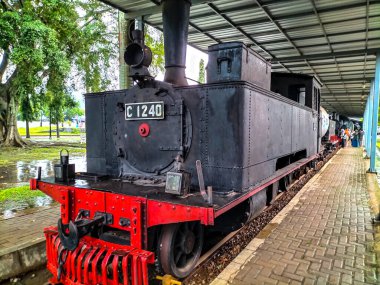 Ambarawa Merkez Java tren müzesindeki eski buhar treninin yakın görüntüsü. İstasyonda bir sürü eski model buhar treni var. Endonezya.