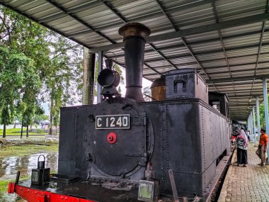 Ambarawa Merkez Java tren müzesindeki eski buhar treninin yakın görüntüsü. İstasyonda bir sürü eski model buhar treni var. Endonezya.