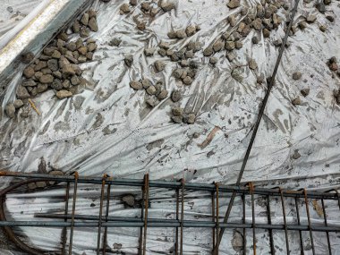 İnşaat alanındaki beton zeminin güçlendirilmiş bir fotoğrafı. Yakın plan..