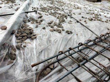 İnşaat alanındaki beton zeminin güçlendirilmiş bir fotoğrafı. Yakın plan..
