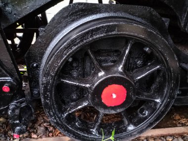 Siyah buharlı bir lokomotifin tekerlerinin yakın görüntüsü. Ambarawa, Endonezya 'daki Delicias istasyonunda eski bir buhar lokomotifi detayı..