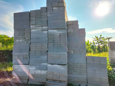 Seçici odaklanma. Düzgünce istiflenmiş hebel taşı koleksiyonu. Hebel taşı ya da beyaz ışık tuğlası..