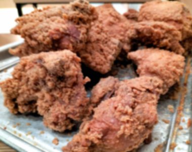 Dikkati dağılmış. Mutfakta ya da restoranda taze kızarmış tavuk yığını. Yan görünüm.