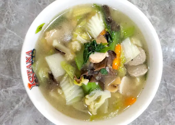 Capcay kuah ya da capcay cai 'nin üst açılı görüntüsü ya da tavuk ve diğer yemeklerle karışık sebzeler. Popüler bir Endonezya Çin kızartmalı sebze yemeği.. 