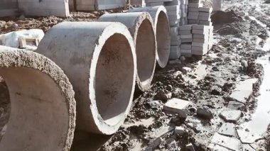 Semarang Regency, Ungaran 'da destekli konut geliştirme videosu. Elektrik direkleriyle işaretlenen diğer evlerin inşaatı devam edecek.