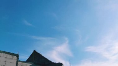 Semarang Regency, Ungaran 'da destekli konut geliştirme videosu. Elektrik direkleriyle işaretlenen diğer evlerin inşaatı devam edecek.