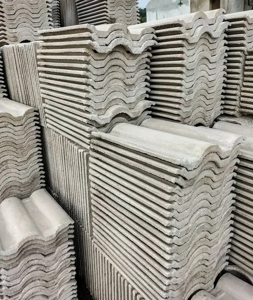 Gri kil çatı ya da çatı kiremitleri, doğal olarak oluşmuş ham kil. Gümüş çatı kiremitleri. Seçici odak.