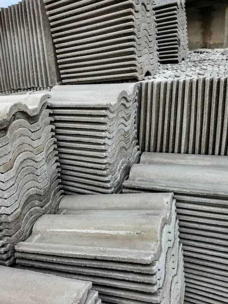 Gri kil çatı ya da çatı kiremitleri, doğal olarak oluşmuş ham kil. Gümüş çatı kiremitleri. Seçici odak.