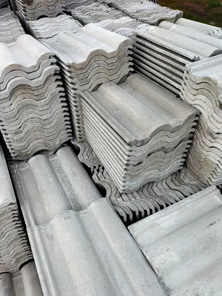 Gri kil çatı ya da çatı kiremitleri, doğal olarak oluşmuş ham kil. Gümüş çatı kiremitleri. Seçici odak.