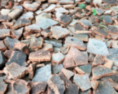 Dikkati dağılmış. Çöpe atılmış kırmızı kiremitler. Arkaplan.