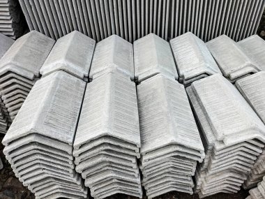 Çatı kaplaması için beton üçgen bloklar yığını. Bina korunuyor. Seçici odak. 