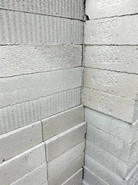 Seçici odaklanma. Hebel tuğlası yığını. Yüksek performanslı bir Autoclaved Aerated Beton (ACC) yapı ürünü panel ve blok şeklinde gelir. Hebel tuğlaları eve yerleştirilmeye hazır..