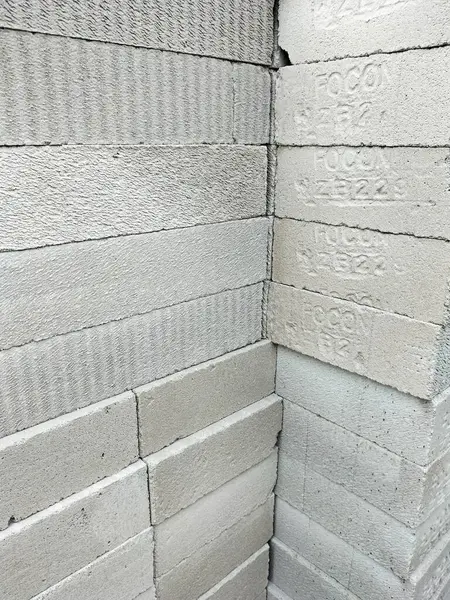 Seçici odaklanma. Hebel tuğlası yığını. Yüksek performanslı bir Autoclaved Aerated Beton (ACC) yapı ürünü panel ve blok şeklinde gelir. Hebel tuğlaları eve yerleştirilmeye hazır..