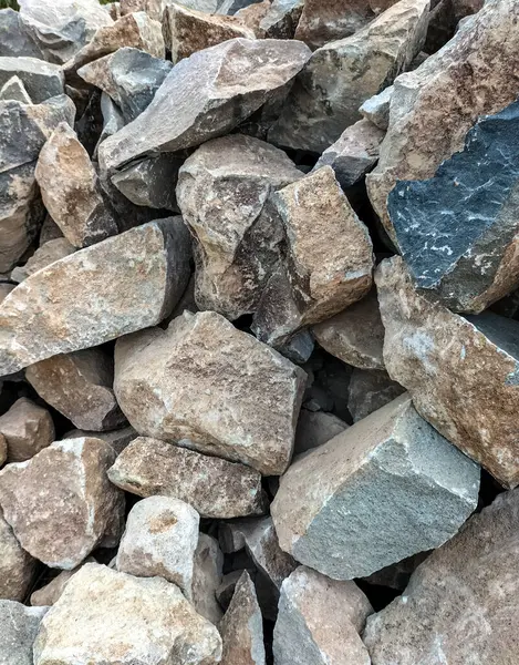 Yan görüş. Taş yığını. Temel inşa etmek için kaya taşları. Seçici odak.