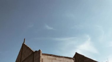 Görüntü. Hükümet destekli bir ev. Elektrik direkleriyle işaretlenen diğer evlerin inşaatı devam edecek. 