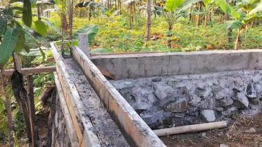 İnşaat alanında titizlikle ıslak beton var. Yeni bina dökümü. Görüntü.