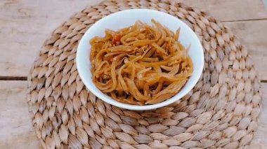 Beyaz kasede kızartılmış papaya videosu. Keskin, baharatlı ve çıtır çıtır dokuları vurguluyorum. Tipik bir Endonezya yemeği..