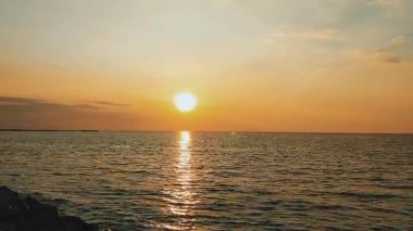 Dalgaların kumsal manzarası ve günbatımı gökyüzü. Doğa ve yaz konsepti. Okyanus kıyısı manzarası. 