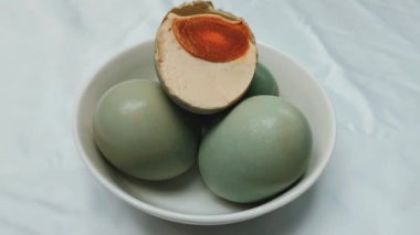 Seçici odaklanma. Tuzlu Yumurta, Endonezya 'da bulunan Brebes, Central Java' dan geleneksel bir yemektir. Tuzlu ve kaynatılmış ördek yumurtalarından yapılır. Görüntü.