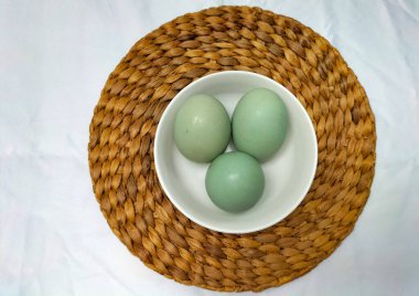 Seçici odaklanma. Tuzlu mavi ördek yumurtaları beyaz kaseye yerleştirilir. Tuzlu ördek yumurtası işlenmiş yiyecek. Tuz ile korunan yumurtalardan yapılan yemekler.