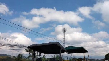 Halka açık sokak işleri için ağır inşaat makineleri ve kamyonet manzarası. Modern inşaat makineleriyle yol döşeme işlemi. Endonezya.