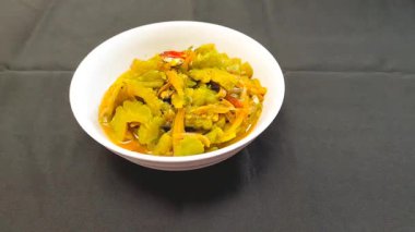 Seçici odaklanma. Ev yapımı kavun ve balık kızartması. Siyah arka plan. Görüntü.