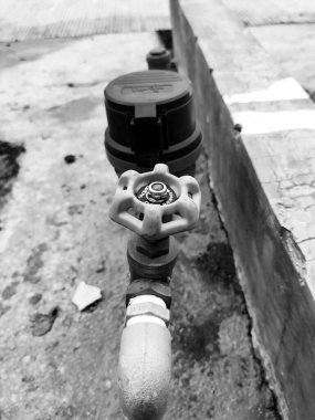 Özel bir evde su sayacı. Su sayacı meteran havası. Sade. Beyaz.