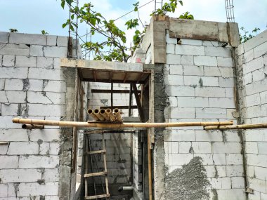 Hebel hafif tuğlalardan ev inşa etmenin yakın görüntüsü. İnşaat alanı. İnşaat ve yenileme konsepti.