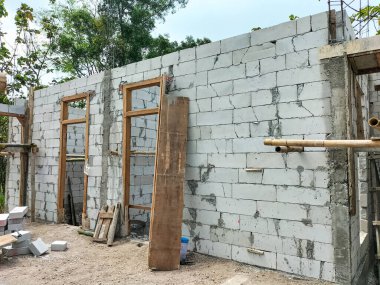 Hebel hafif tuğlalardan ev inşa etmenin yakın görüntüsü. İnşaat alanı. İnşaat ve yenileme konsepti.