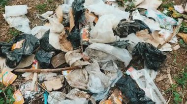 Otoyolun kenarındaki bir çöp yığını manzarası. Seçici odak.