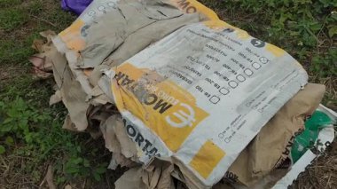 Otoyolun kenarındaki bir çöp yığını manzarası. Seçici odak.