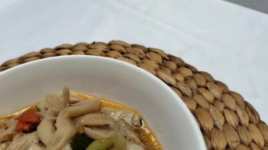 Beyaz arka planda kırmızı biberli kızarmış istiridye mantarı videosu. Endonezya yemekleri.