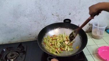 Karıştırılmış chayote veya tumis labu siam videosu Endonezya 'dan tipik bir yemek ya da Endonezya ev yemeğidir. Öğle yemeği için kızarmış Chayote..